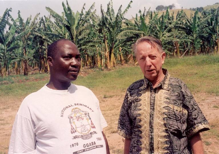 Ouganda : Ecole des Cathéchiste G-M Loire avec son successeur (après 38 ans d