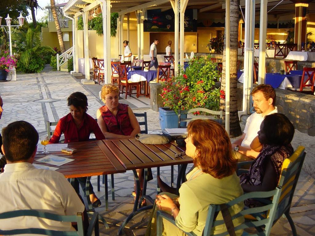 Groupe pendant entretient avec journalistes II 2006