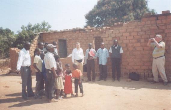 Création de Oui à la Vie au Katanga, Ildefonse Wapelese, Prés Pius, Heinz Huerzeler au Centre Nutritionel 2006