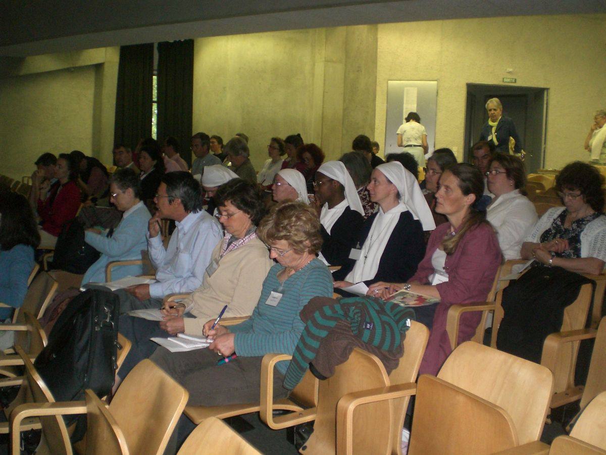 Assemblée des participants à la réunion des Cigognes 2.jpg 2007