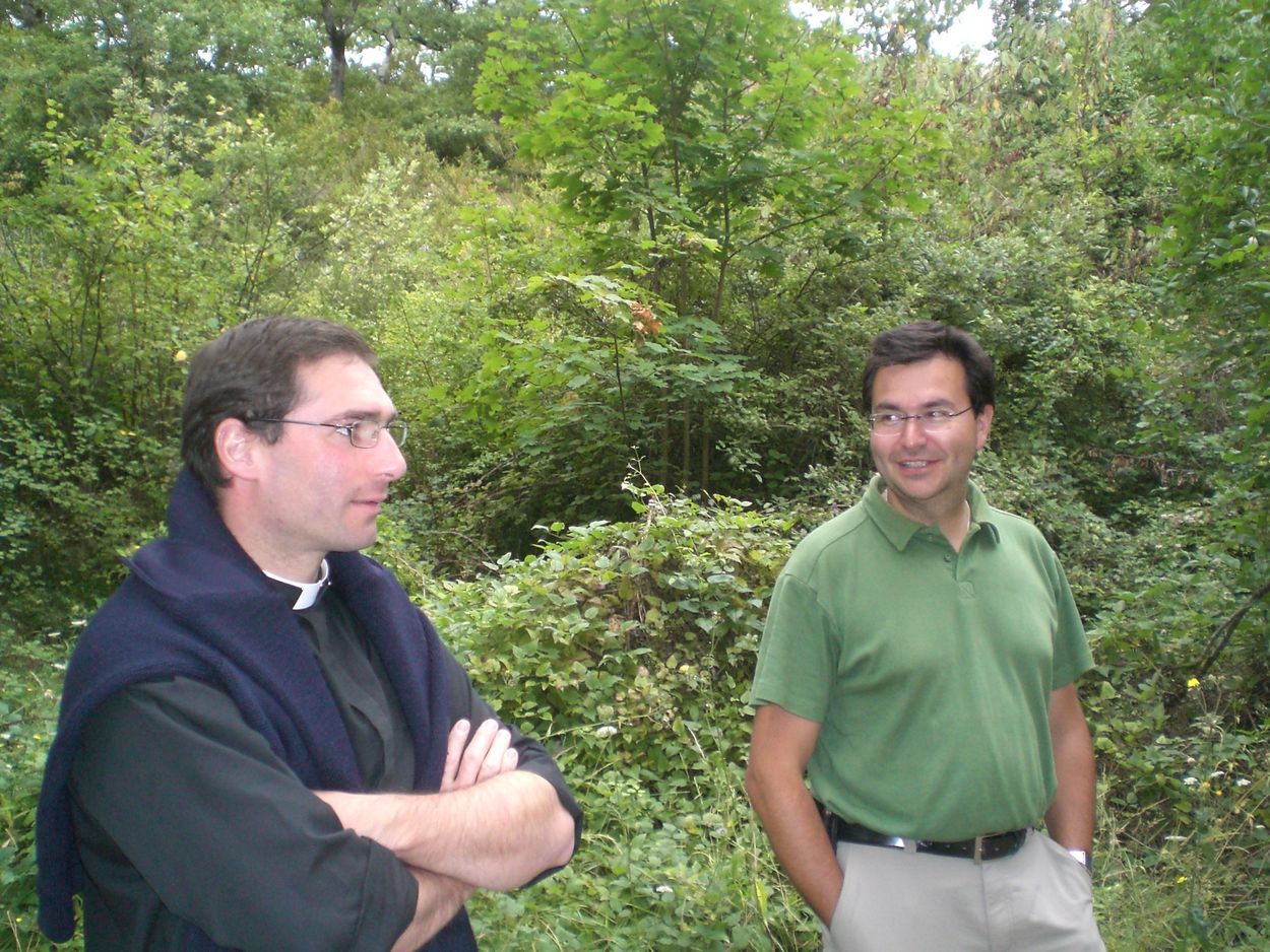 Le père Bruno Bouvier et Pascal Chassang lors des travaux des Cigognes.jpg 2007