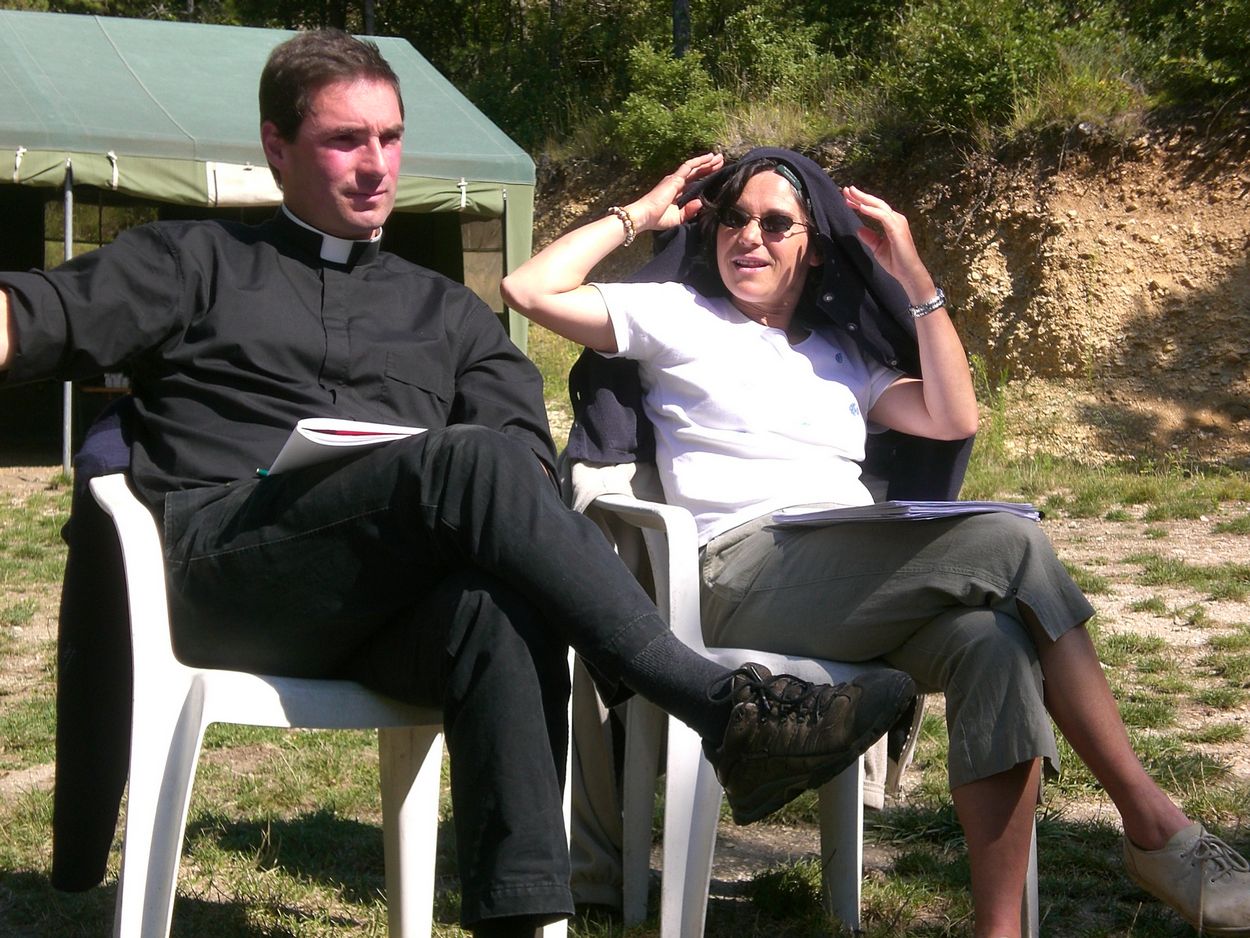 Père Bruno Bouvier et Hélène Perez pedant les travaux de groupe.jpg 2007