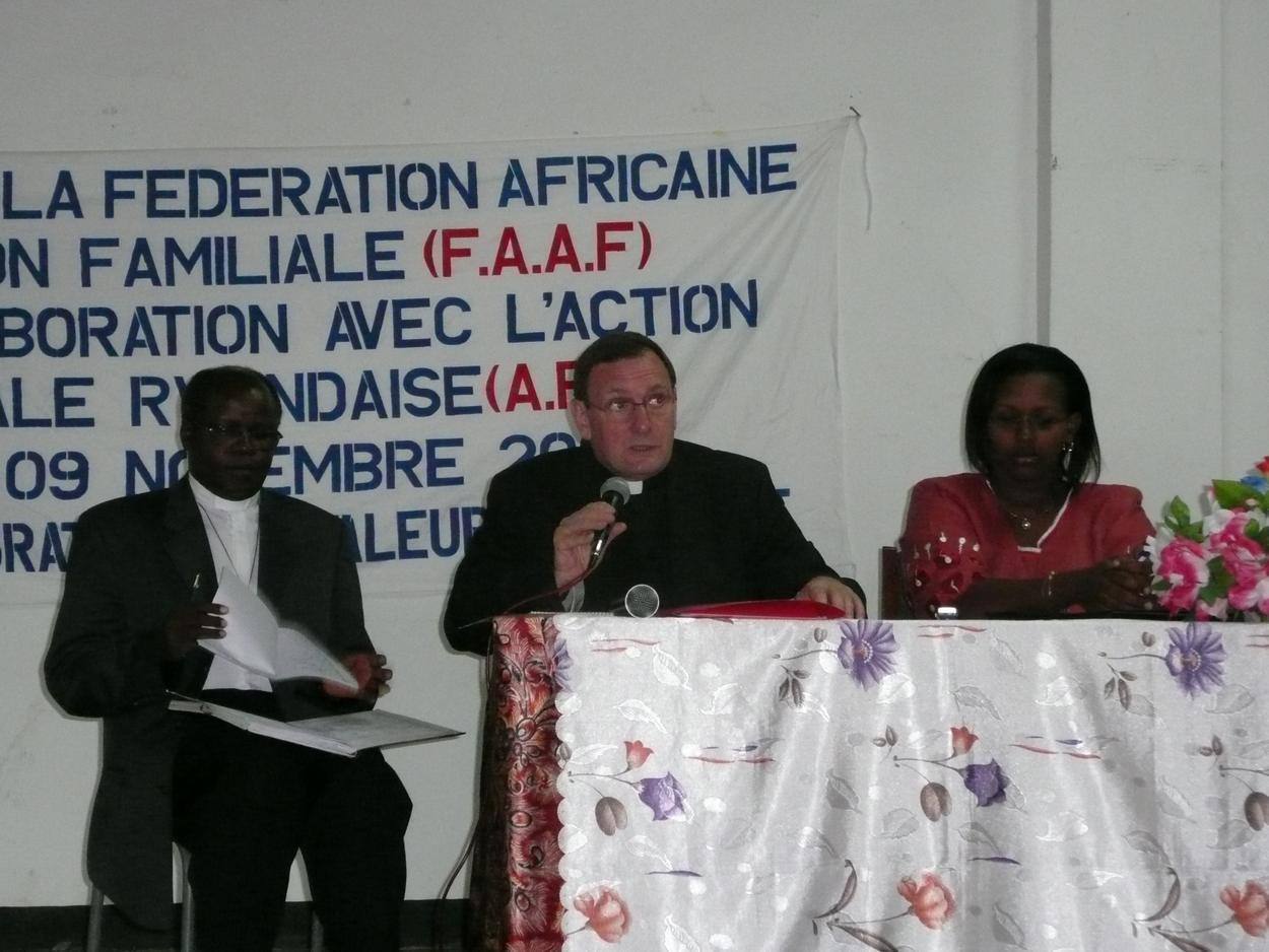 Monseigneur Jean Laffitte lors de sa conférence à Kigali 2007
