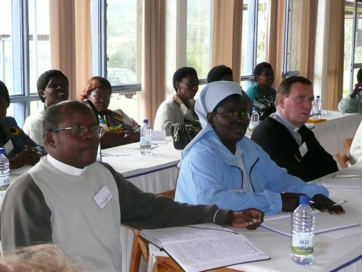 Père François HARELIMANA, Soeur Gorethi NIVYUMUREMYI et Mgr Jean Laffitte 2007