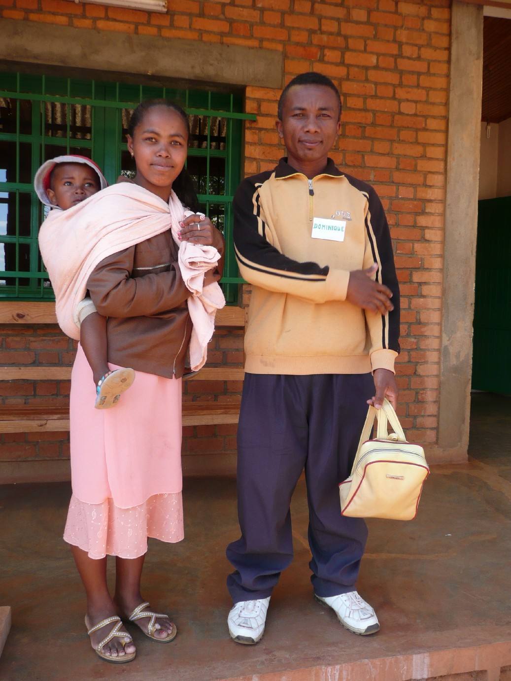 Hortensia et Dominique RAZAFIMANANTSOA avec leur enfant 2008