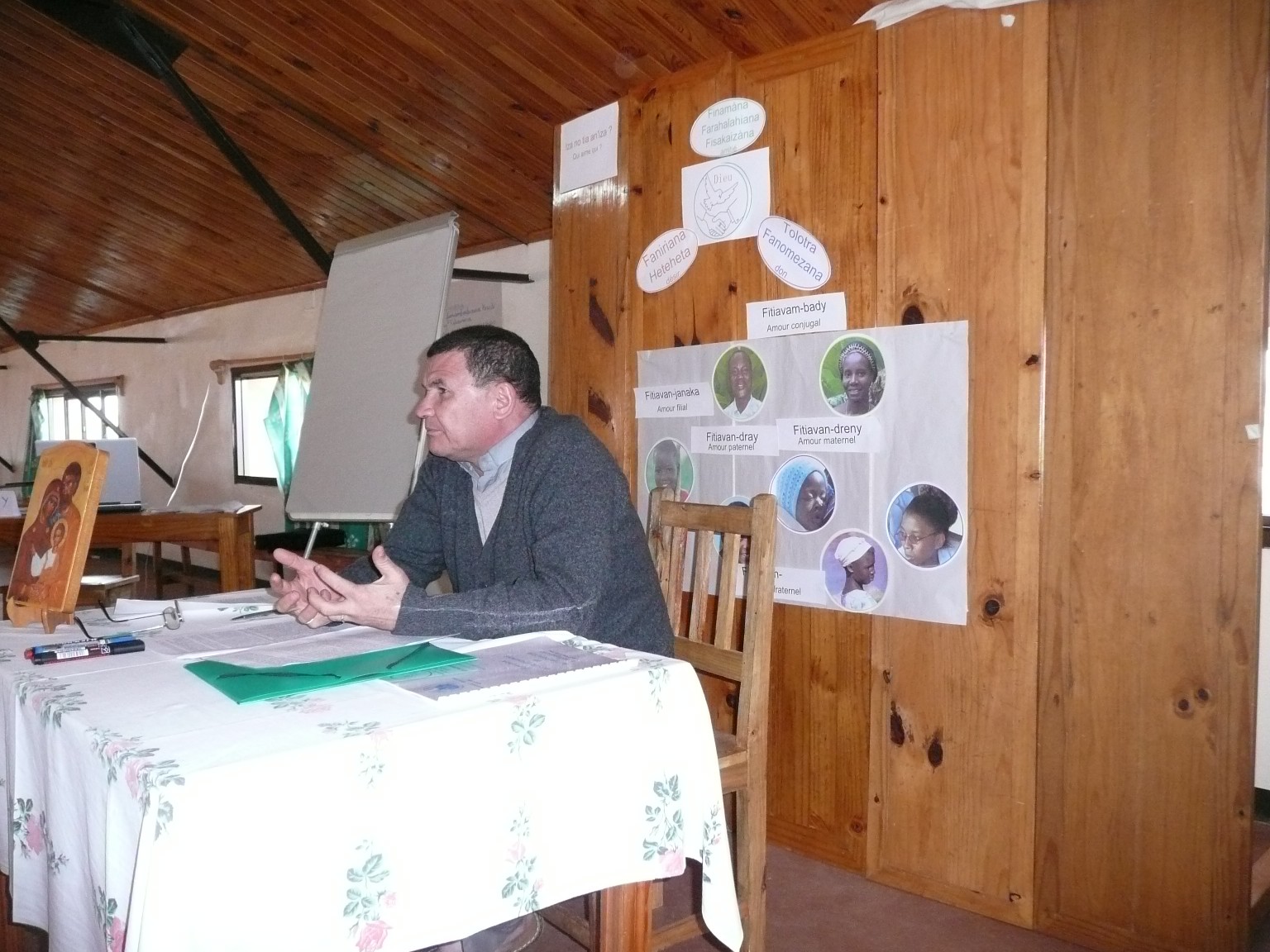 Présentation de Monseigneur Benjamin Ramaroson du diocèse de Farafangana lors de la session de formation à Antsirabe 2008