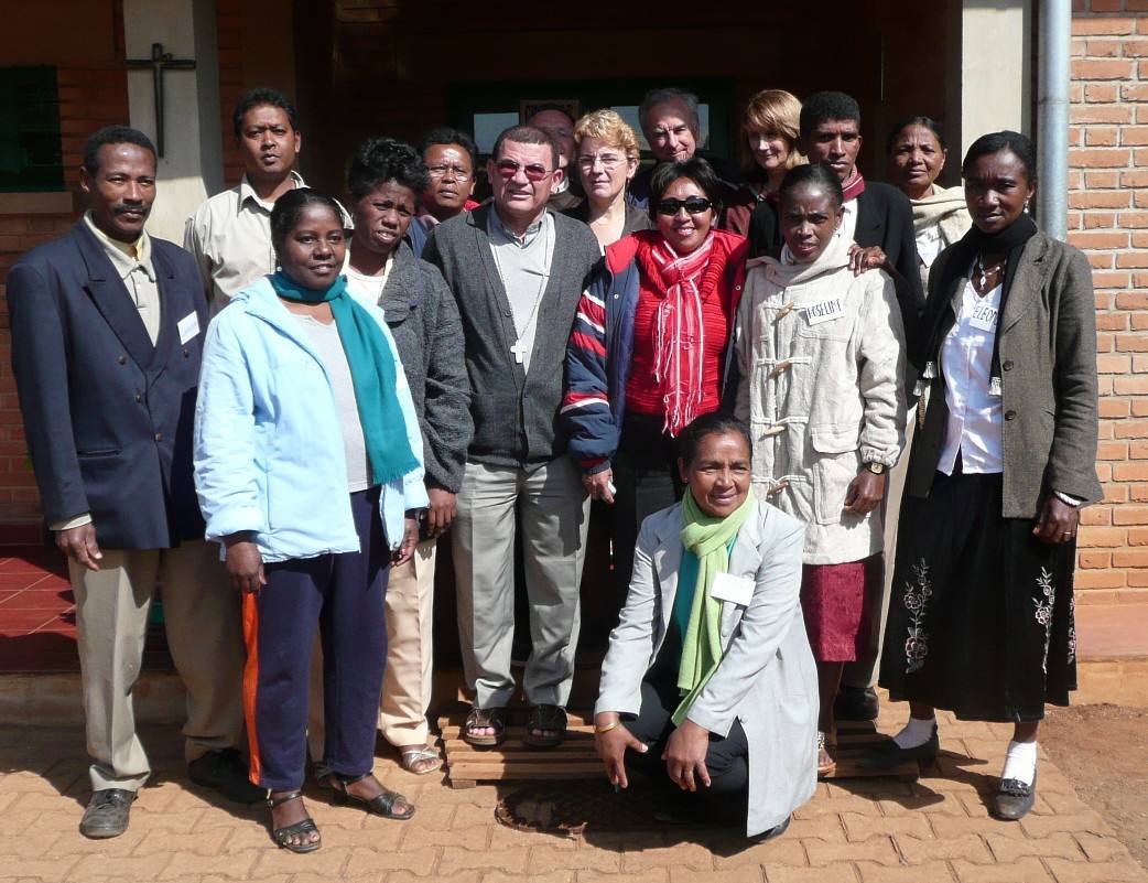 Représentant du diocèse de Fenoarivo Atsinanana avec les formateurs et Mgr Benjamin 2008