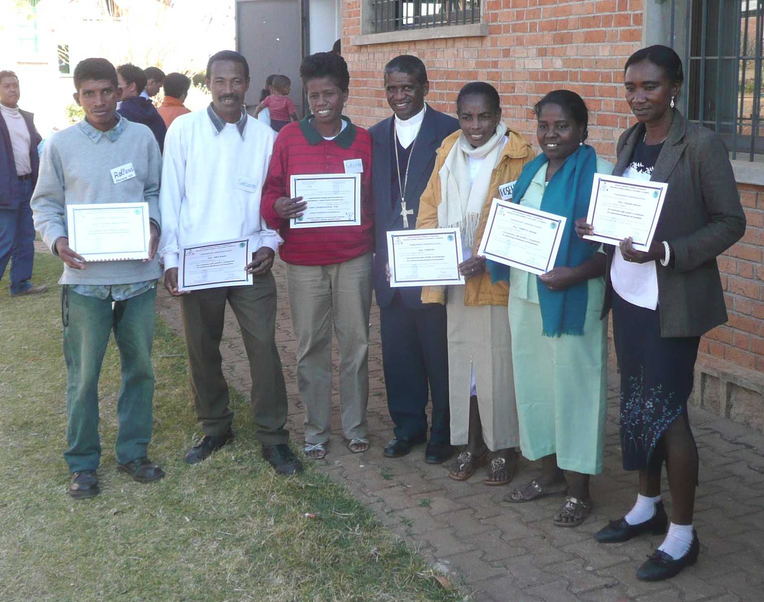 Les éducateurs en formation de Fenoarivo Atsinanana avec Mgr Désiré Tsarahazana Président de la Commission Épiscopale de la famille 2008