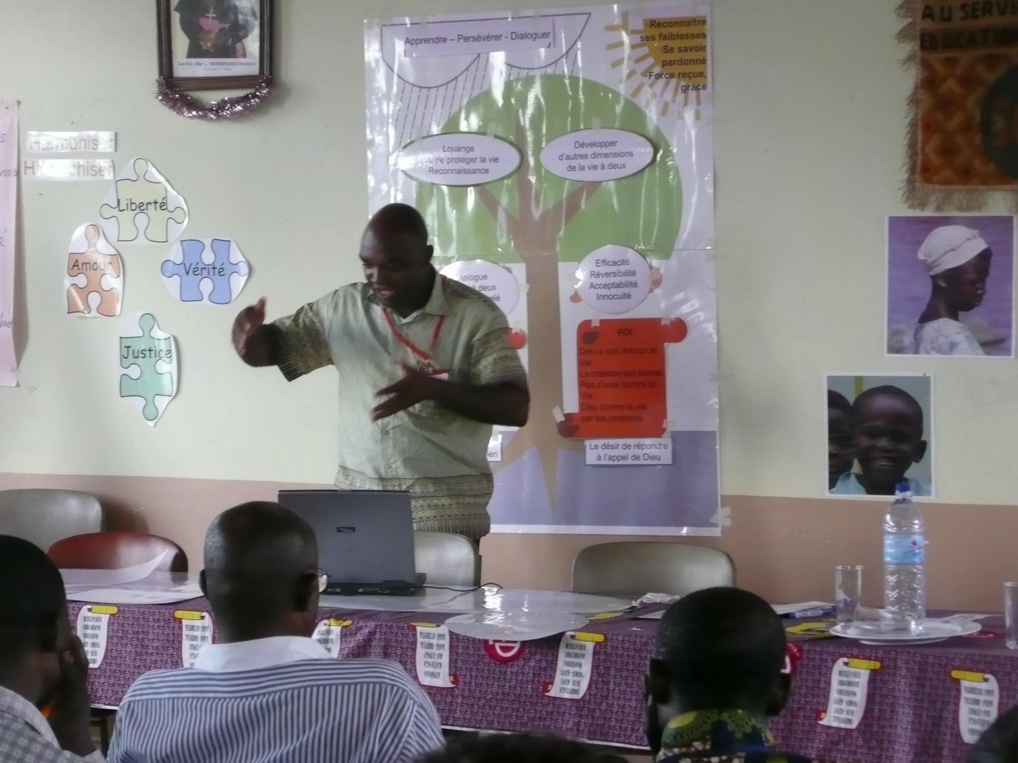 Robert Nkontchou présente la FAAF aux formateurs du SCEV 2009