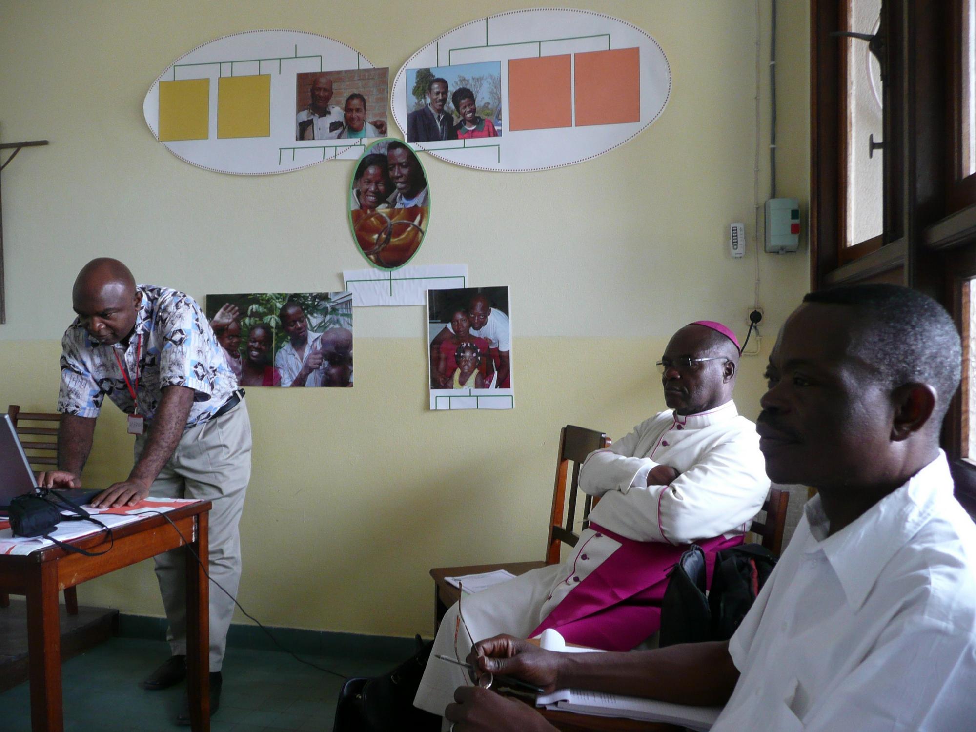 Robert Nkontchou, monseigneur Edouard KISONGA et Jean-Marie Betukumeso pendant la formation des administrateurs de programmes du SCEV 2009