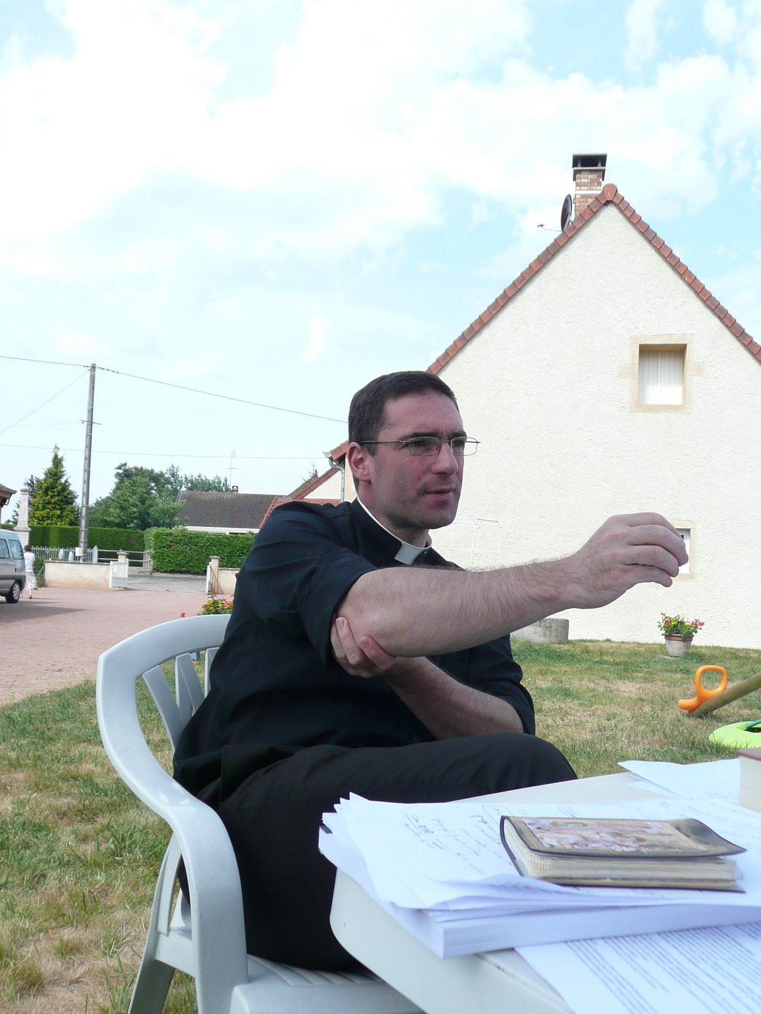 Père Bruno lors des discussions des Cigognes 2010