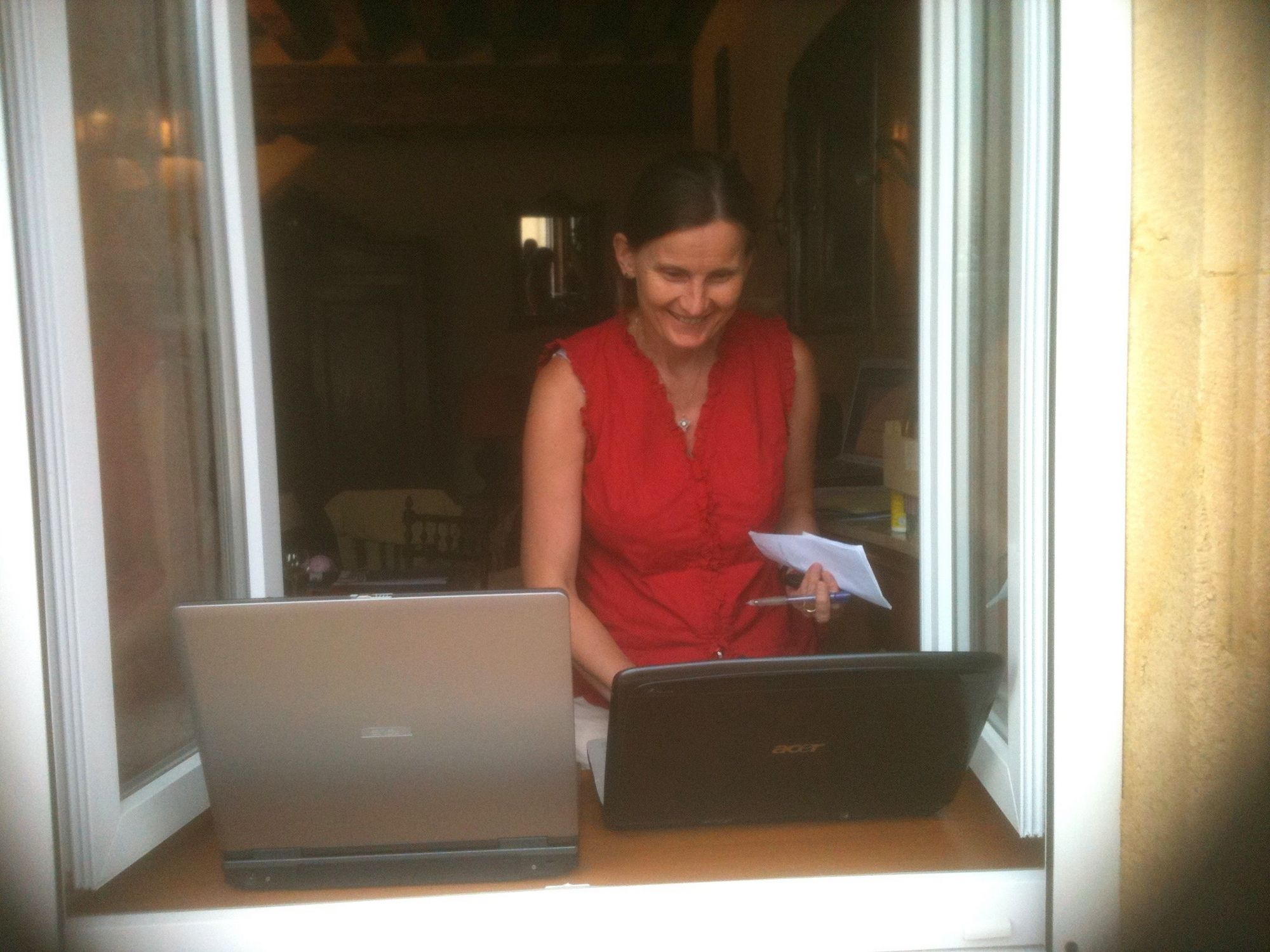 Véronique réalisant des travaux de secrétariat au cours de la rencontre des Cigognes 2010