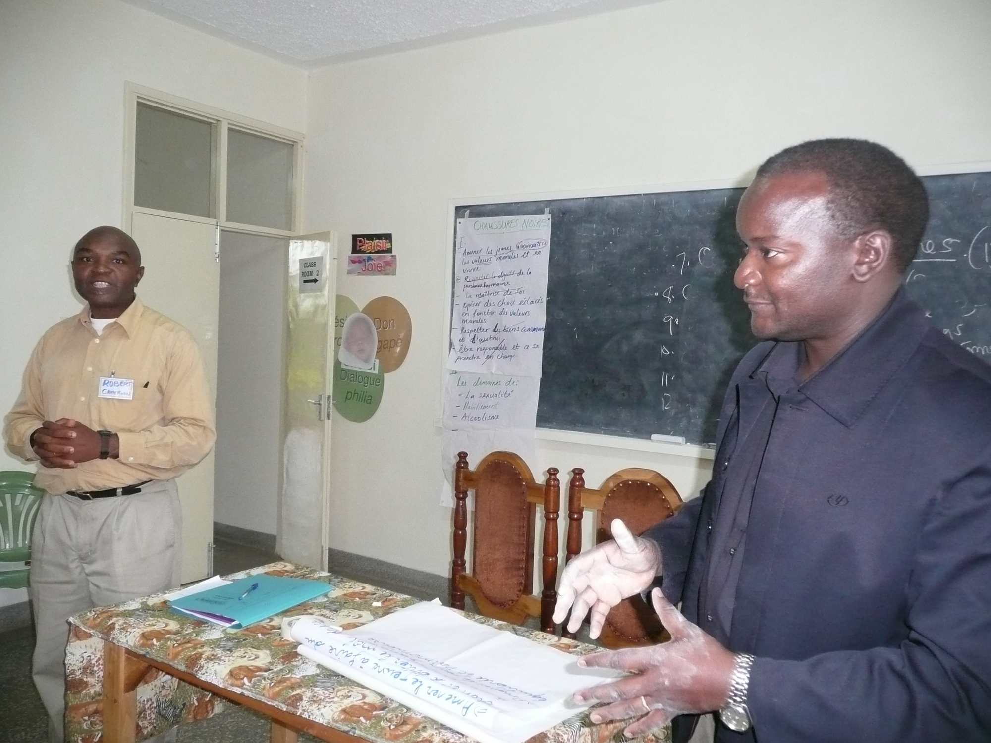 Robert Nkontchou et Fred Olveni pendant la présentation de Youth Alive Kenya 2010