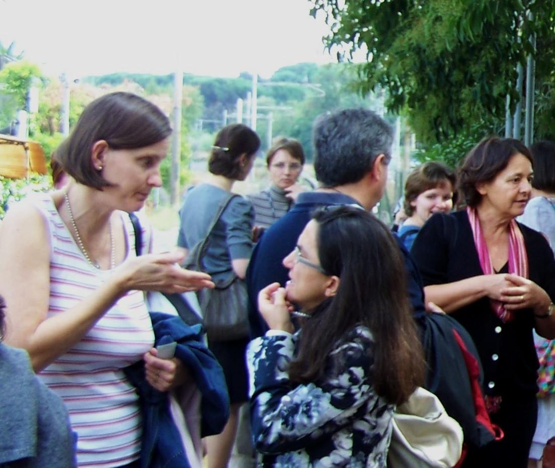 Veronique Verkimpe and Paula Pellicano waiting for the train 2010