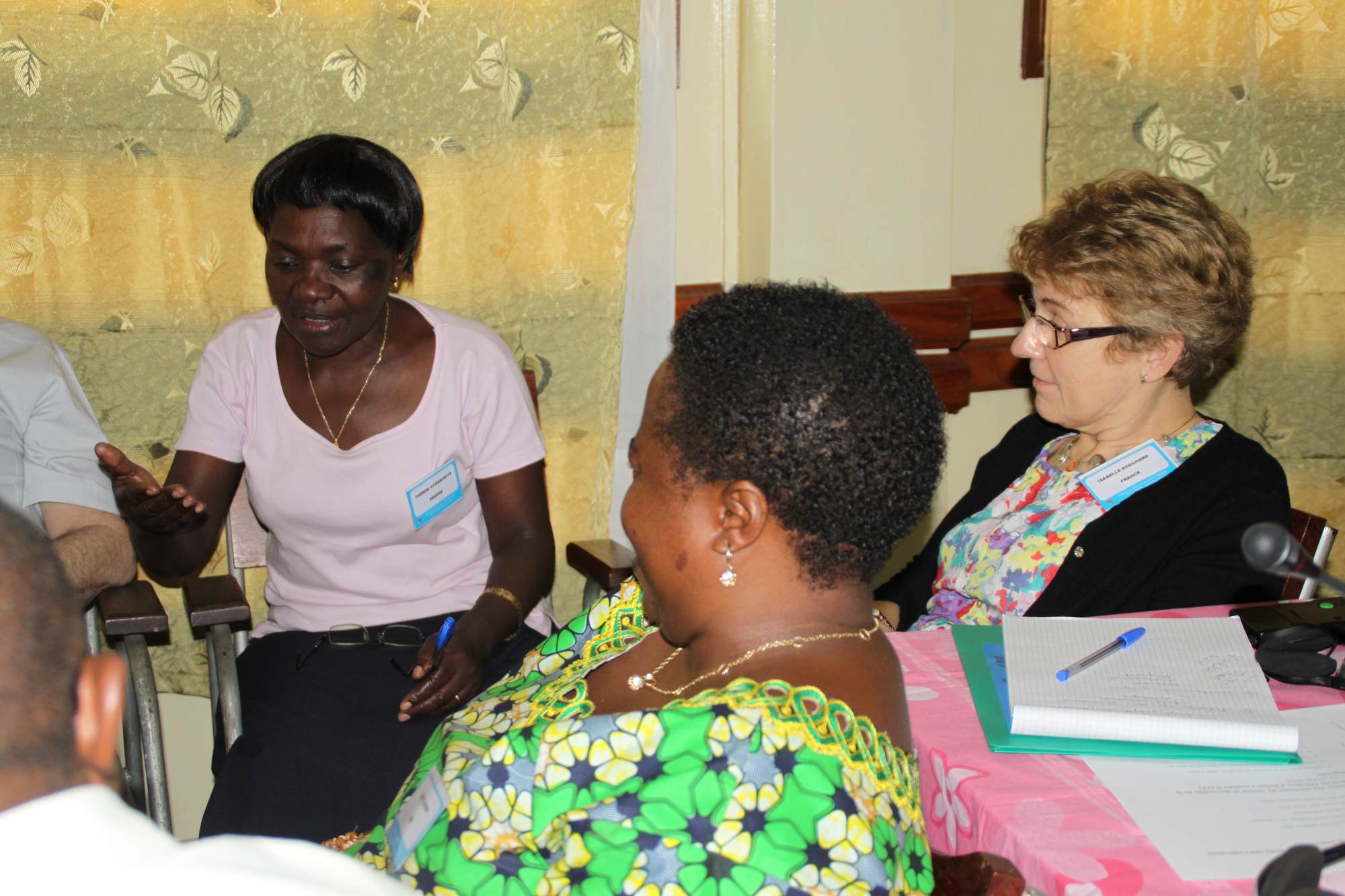 Thérèse Nyirabukeye Odette Wimba et Isabelle Ecochard pendant la réunion de l