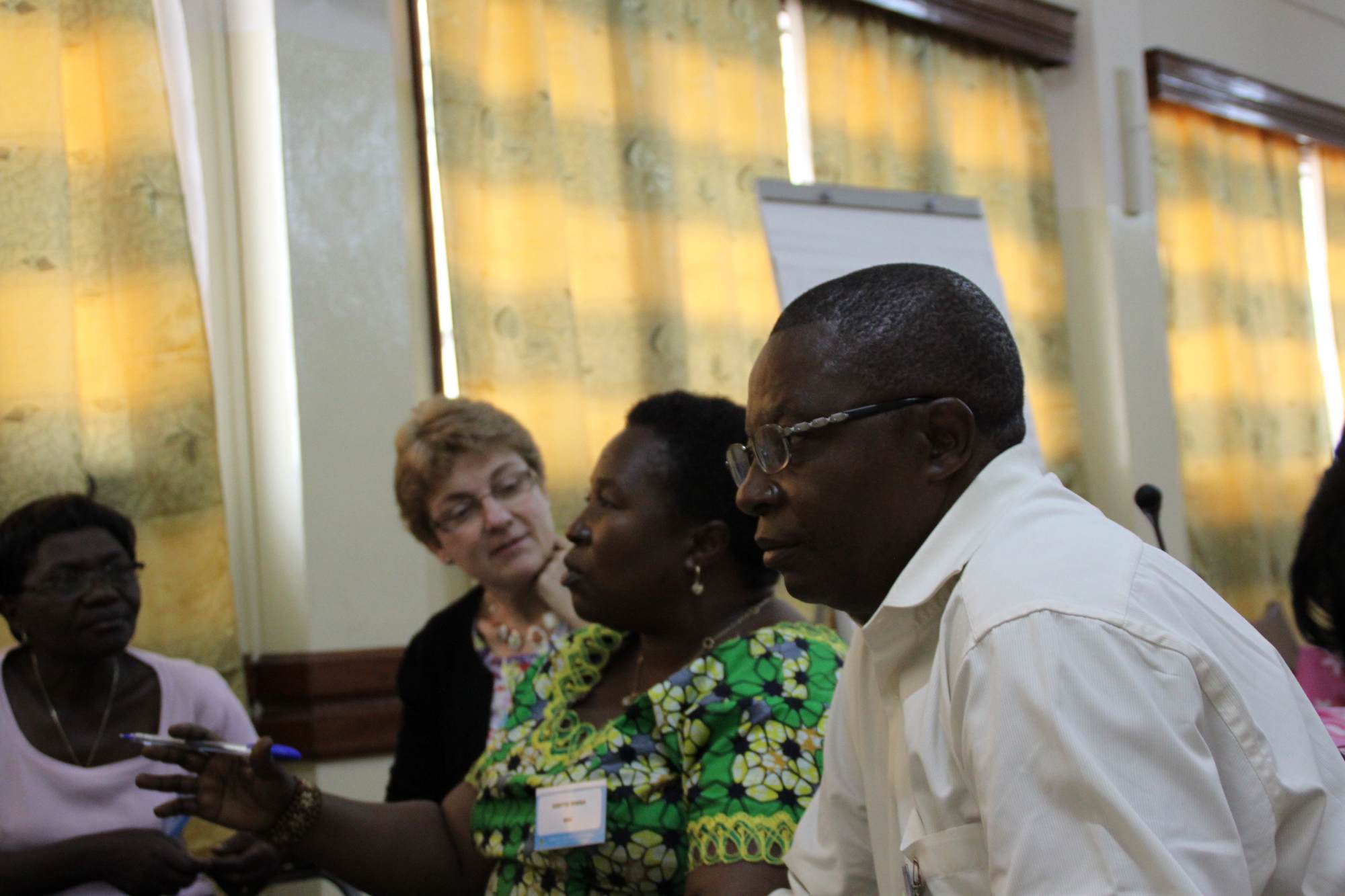 Thérèse Nyirabukeye, Isabelle Ecochard, Odette et Vital Wimba lors de la réunion de l