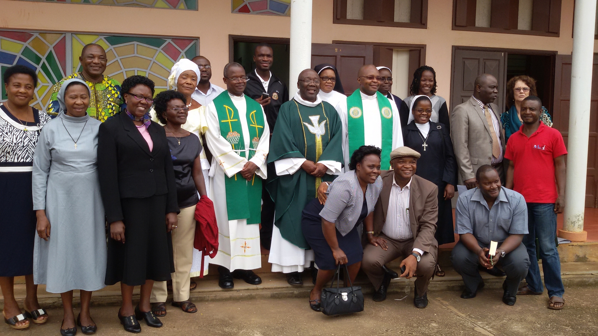 AFLF Board and Unit members with priest after the mass - Les membres du bureau et des unités d la FAAF avec les prètres à la sortie de la messe 2015
